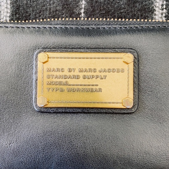 Marc by Marc Jacobs Classic Q Vertical Zip Wallet - Picture 4 of 5